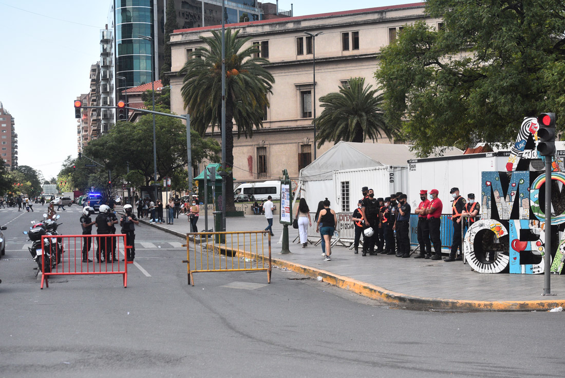 Controles policiales en puentes y avenidas de la ciudad. (Pedro Castillo/La Voz)