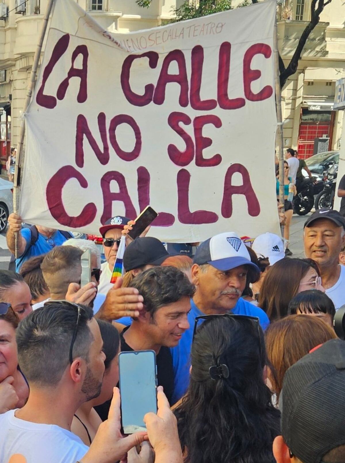 Marcha LGBT+ Antifascista en Caba. El gobernador de Buenos Aires, Axel Kicillof, en la manifestación. (Redes)