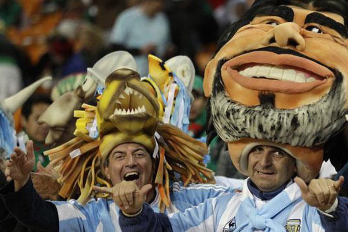Alfredo con el sombrero con la cara de Maradona en Sudáfrica 2010.