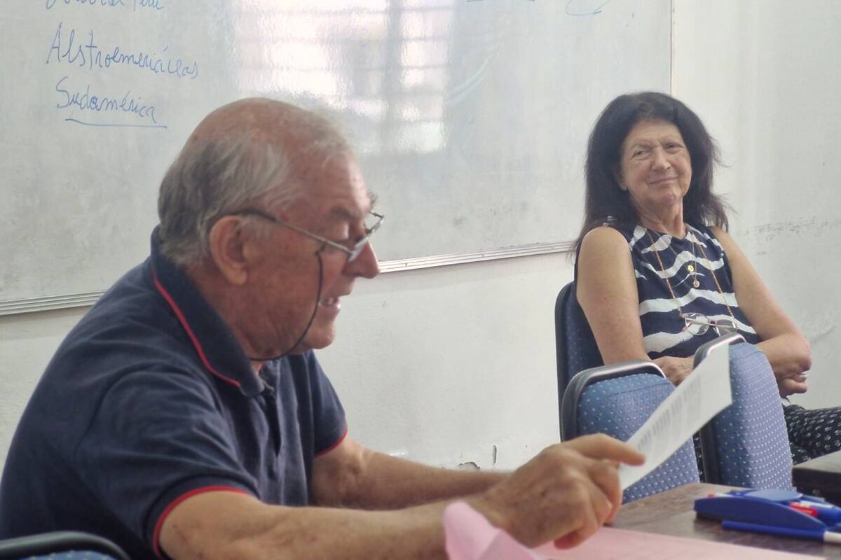 El docente Raúl Nobile guía una actividad junto a un grupo de estudiantes mayores, en una de las aulas del Programa Universitario de Adultos Mayores de la UNC. (Foto: Federico González)