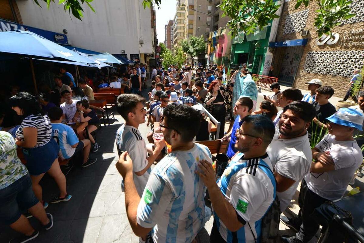 Gente viendo el partido de la selección por las semifinales del mundial (Javier Ferreyra / La Voz)