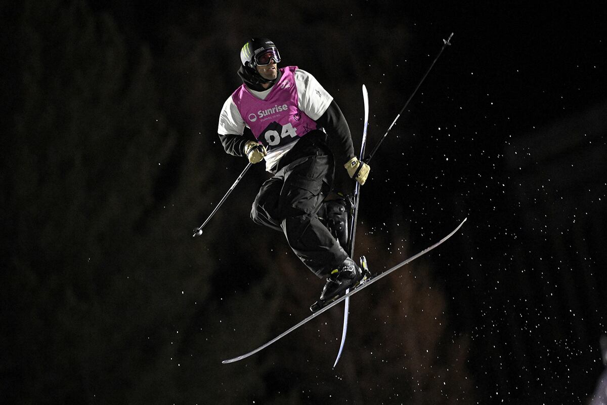 Alex Hall, de Estados Unidos, compite en la competición de big air de freeski en el Campeonato Mundial de Snowboard, Freestyle y Freeski de la FIS. (AP)