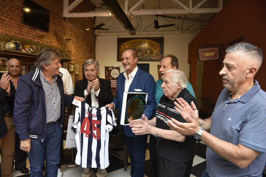 En pízzería Don Luis, de Pedro Iudicello, se hizo el homenaje al doctor julio Ferreyra por sus 45 años como médico en el deporte. Fue parte del cuerpo técnico de Basile en ese Racing de 1980. ( Ramiro Pereyra / La Voz)