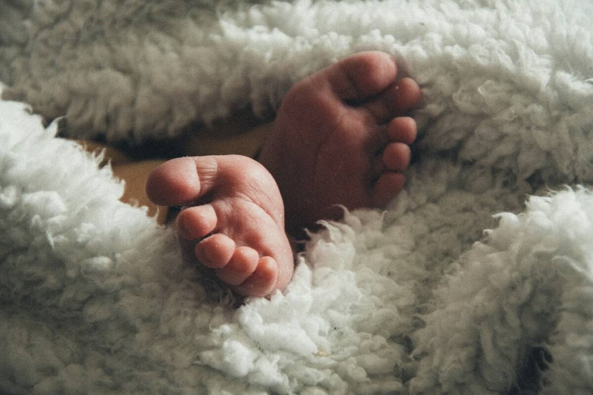 La acrocianosis es la cianosis simétrica, indolora y persistente de las manos, los pies o la cara causada por el vasoespasmo de los pequeños vasos de la piel en respuesta al frío. (Unsplash)