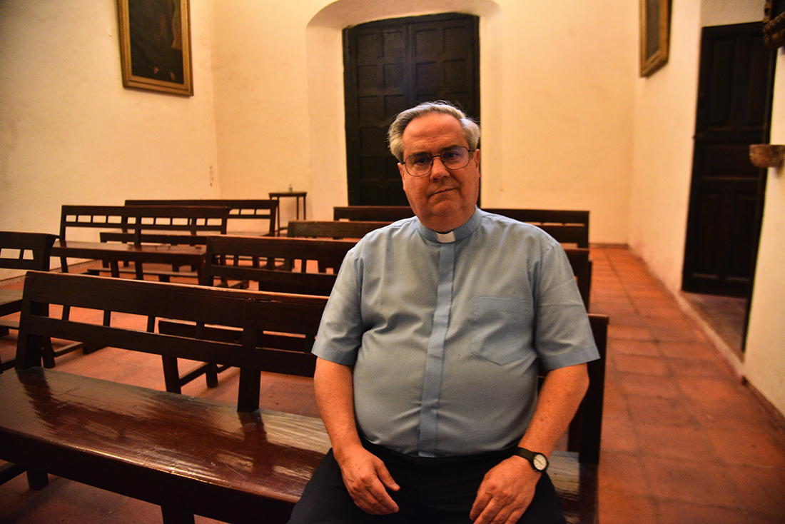 Manos Abiertas fue creada en Villa de Mayo, Buenos Aires, por el sacerdote jesuita Angel Rossi.