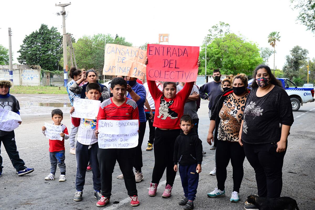 Vecinos del barrio Quintas de Ferreyra protestaron este martes para que arreglen las calles y los colectivos ingresen al barrio. (Foto / José Gabriel Hernández)