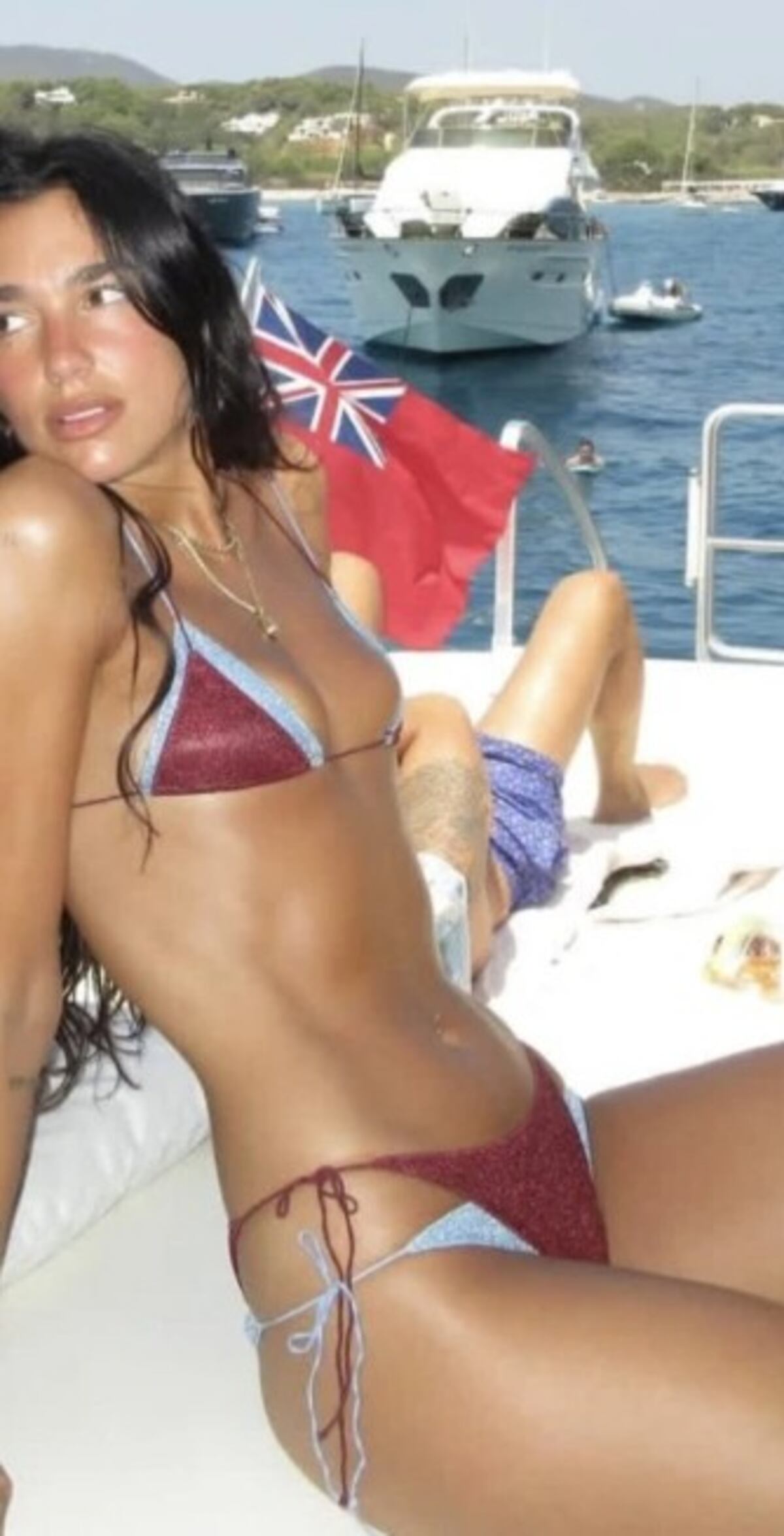 Cómo es la tendencia de bikinis dobles para este verano a la que ya se sumó Dua Lipa