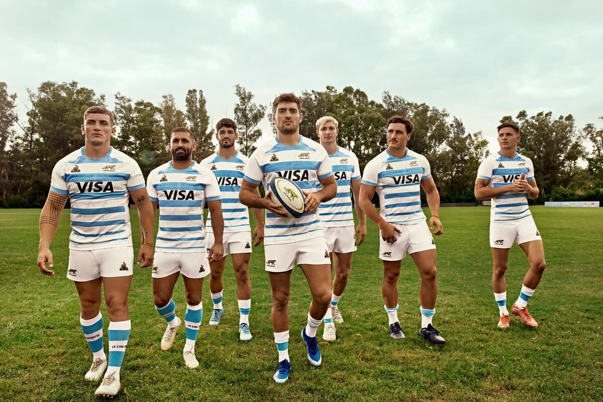 Los cordobeses Germán Schulz, Gastón Revol y Luciano Gonzaléz, junto a otros integrantes de Los Pumas 7s, lucen la nueva camiseta. (Prensa UAR)