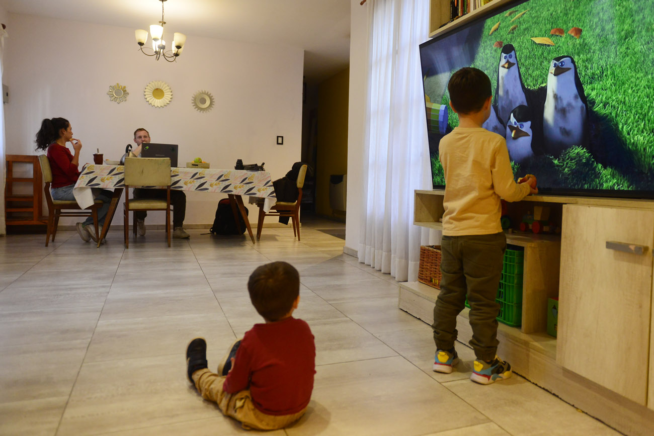 Aumentan los casos de “Burnout parental” (un síndrome que afecta a padres desbordados por la crianza). (Nicolás Bravo / La Voz)