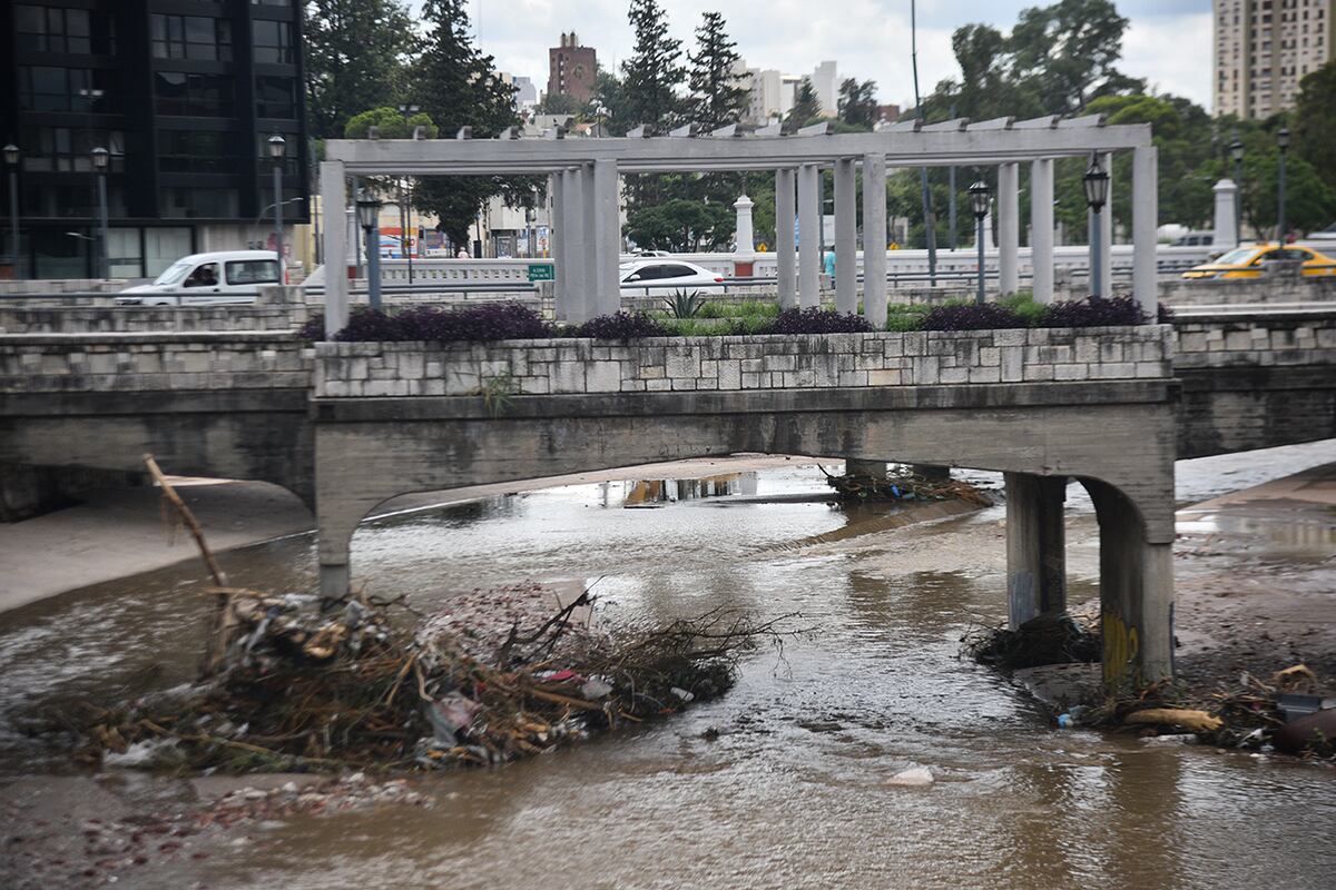 Río Suquía. Basura en el sector donde desemboca La Cañada. (Pedro Castillo / La Voz)