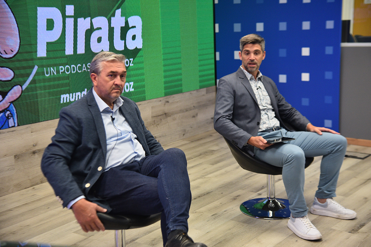 Diego Merlino (tesorero de Belgrano) y Lucas Bustos (protesorero) en la redacción de Mundo D (Pedro Castillo / La Voz)