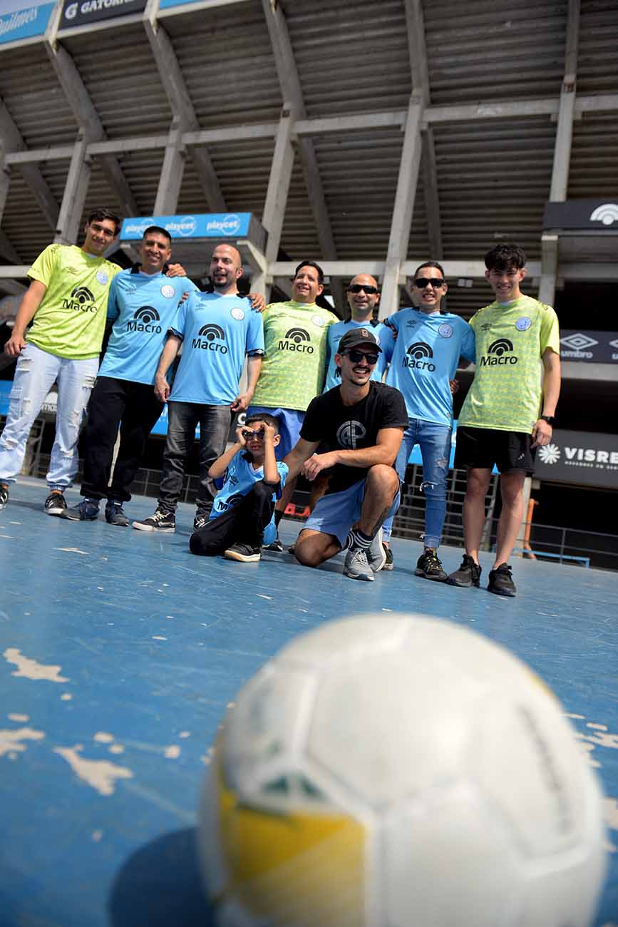 BELGRANO PIONERO. El plantel de fútbol de ciegos del club organizó un encuentro de camaradería para Pirañas, su adversario por la Copa Oro. (José Gabriel Hernández / La Voz)