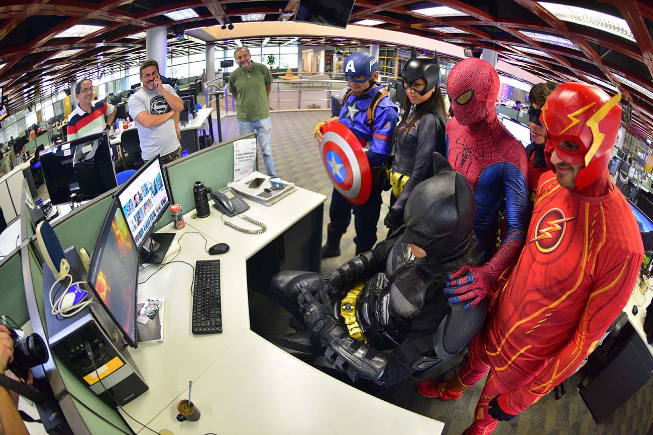 Batman y los superhéroes cordobeses de visita a la Redacción de La Voz para Historias Urbanas. (José Gabriel Hernández / La Voz)