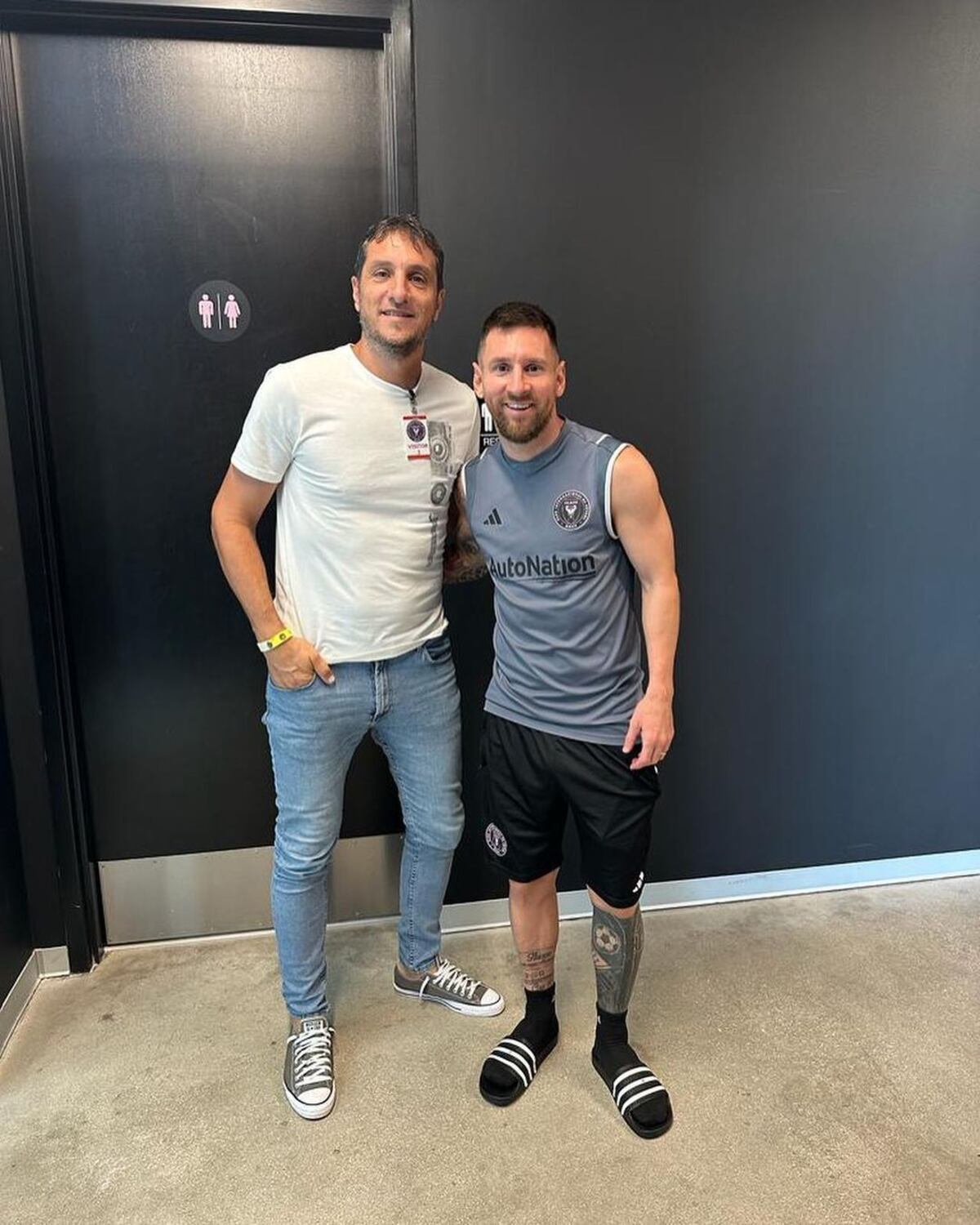 Javier Klimowicz, ex arquero de Instituto, junto a Messi. (Instagram).
