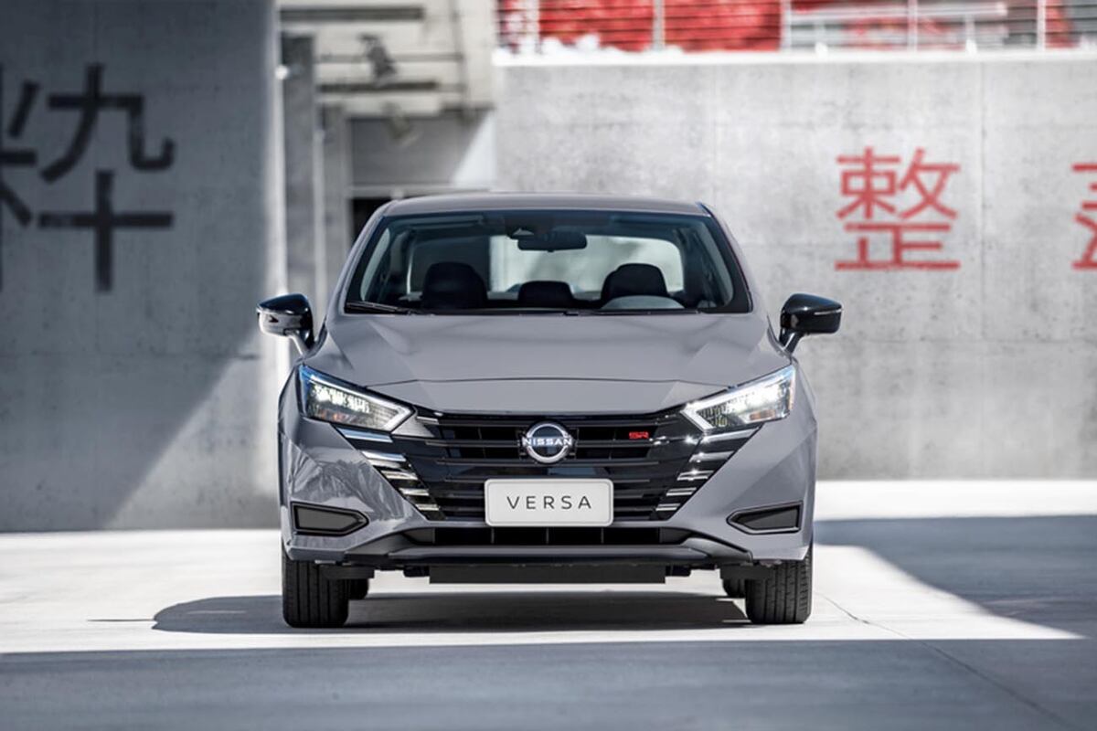 De los modelos más accesibles, el Nissan Versa se destaca por su completo equipamiento.