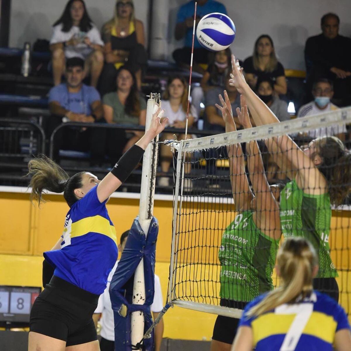 Boca le ganó a Atenas en cuartos de final de la Liga Argentina Femenina de Vóley. (@voleyatenas)