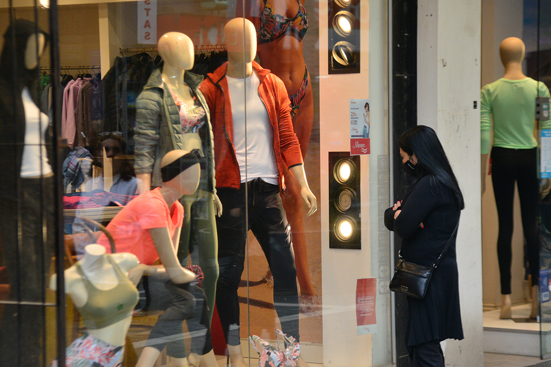 Altos costos de la ropa. Vidrieras comerciales del centro Foto: (Pedro Castillo / La Voz)