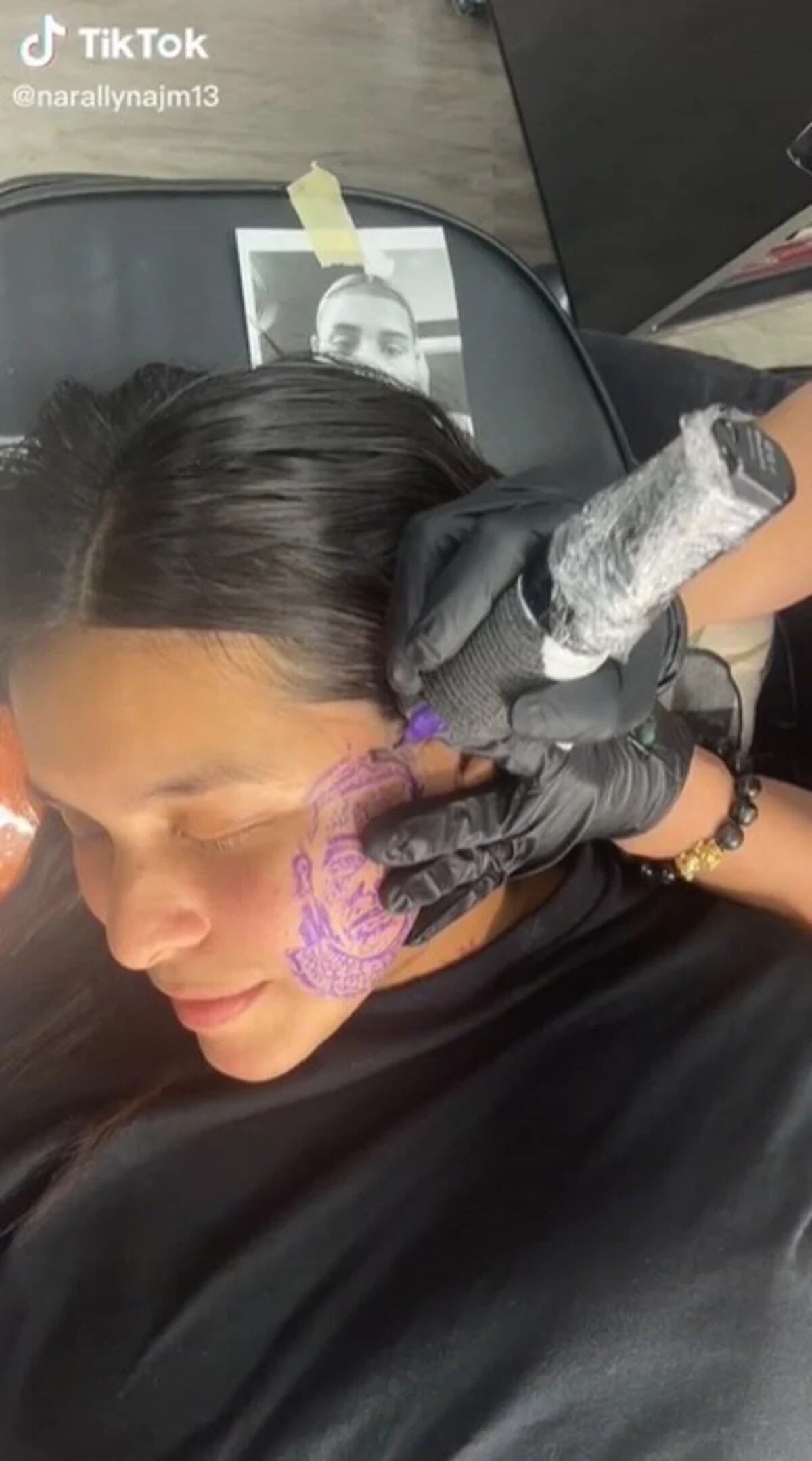 El momento en el que la joven se tatuó.
