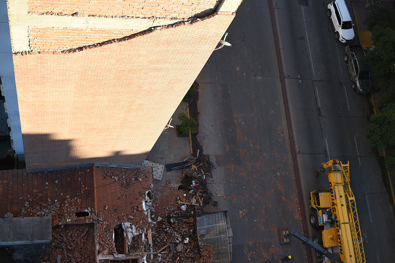 Córdoba: comenzó la demolición controlada en el edificio de bulevar San Juan
Las tareas comenzaron este lunes. Retiraron el vehículo que quedó bajo los escombros. Luego comenzarán a quitar la parte del revestimiento que sigue adherida a la pared. Foto: La Voz