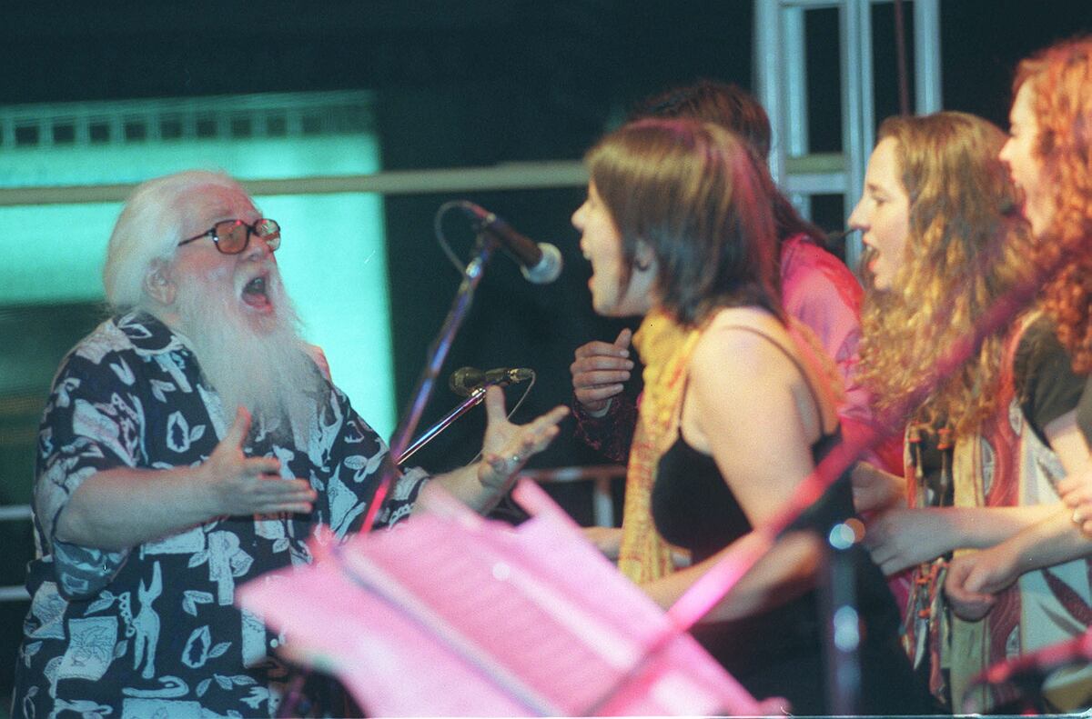 Hermeto Pascoal, pintando aldeas junto a las cordobesas De Boca en Boca. (Archivo/ La Voz)