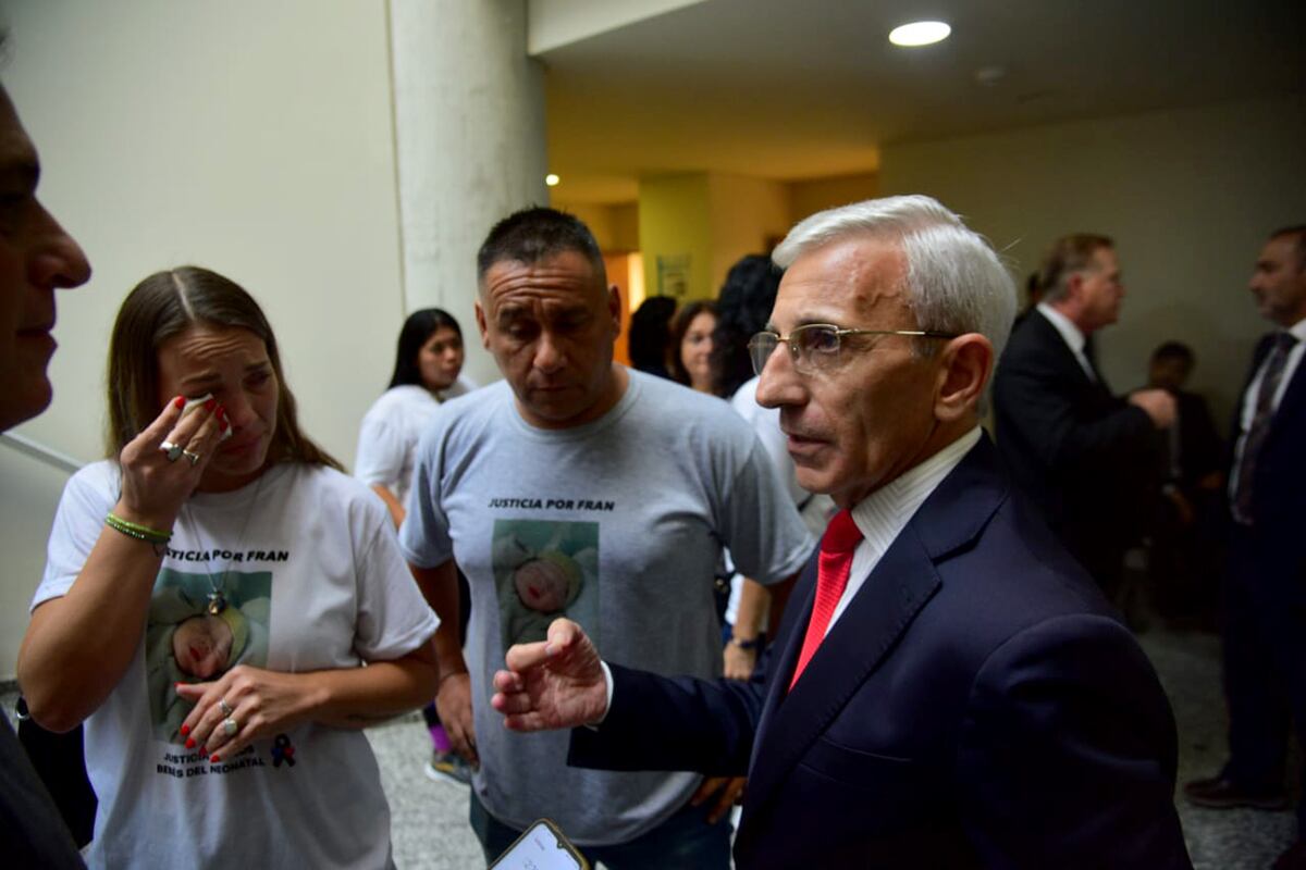 Juicio Neonatal. Carlos Nayi, junto a Vanessa Cáceres y Raúl Calderón, los padres del primer bebé que murió en el Hospital Neonatal de Córdoba. (Nicolás Bravo / La Voz)
