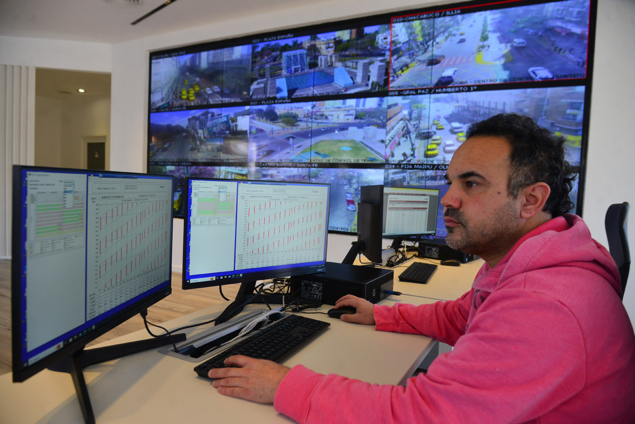 El Centro de Control de Tránsito de la Municipalidad de Córdoba monitorea las cámaras colocadas en diferentes puntos de la ciudad. (Nicolás Bravo / La Voz)