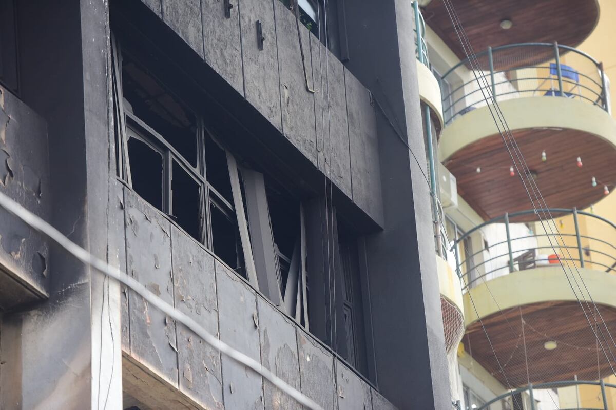 Así quedó el edificio tras el incendio. (La Voz/José Gabriel Hernández)