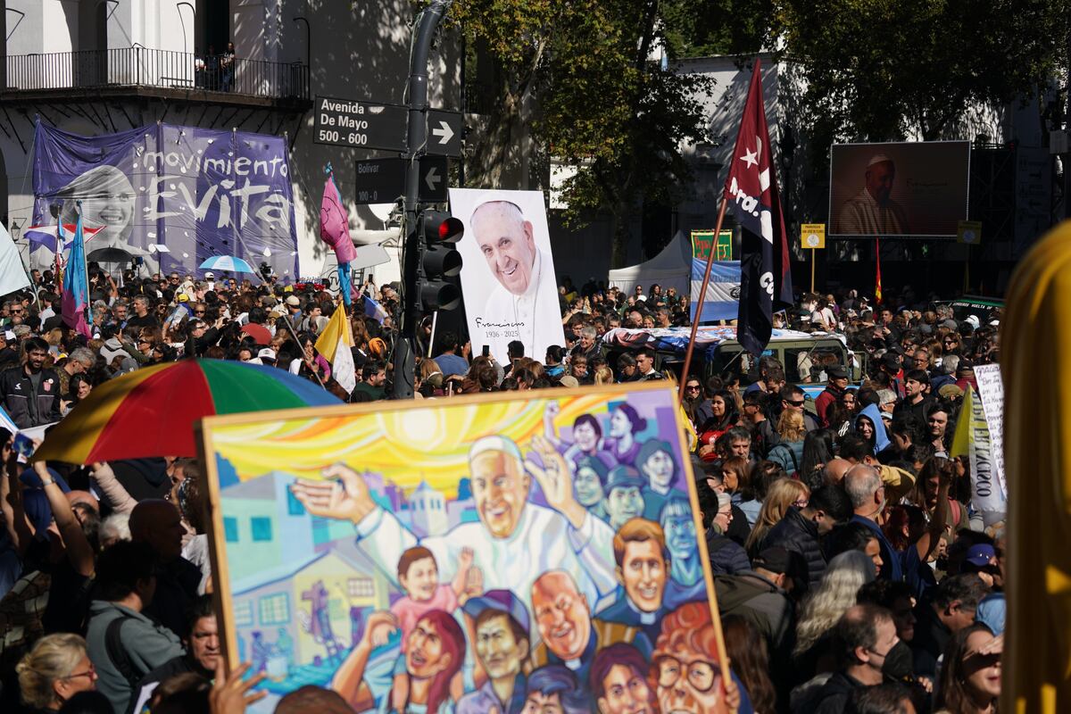 Buenos Aires. Cientos de personas despidieron al Papa en inmediaciones de la Plaza de Mayo (Clarín).
