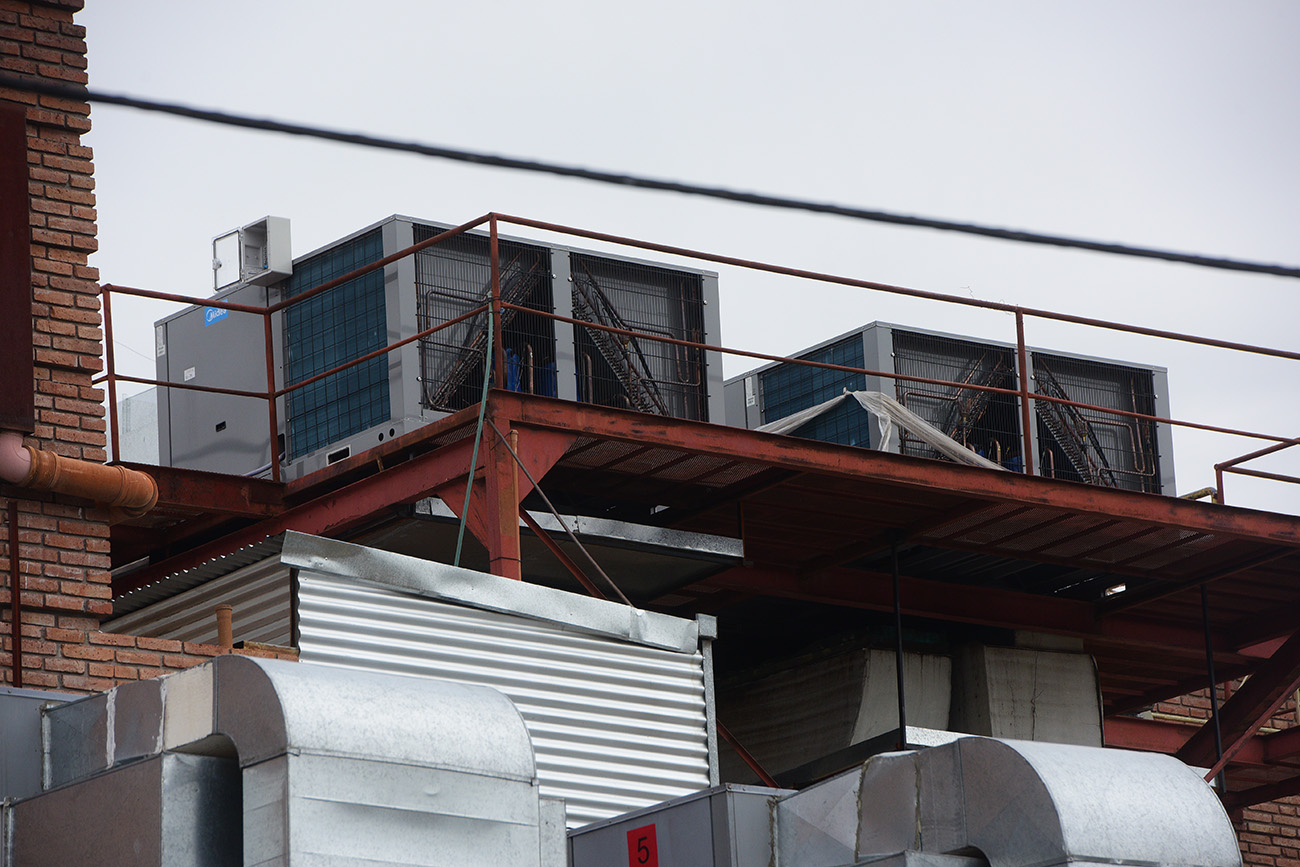 Vecinos del Shopping de Villa Cabrera se quejan del riuo que producen los aires acondicionados. (José Gabriel Hernández / La Voz)