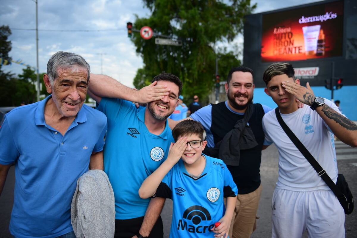 Belgrano: Los hinchas en la previa del partido frente a Argentinos Juniors por una de las semifinales de la Copa Argentina, en Rosario. (José Hernández / La Voz)