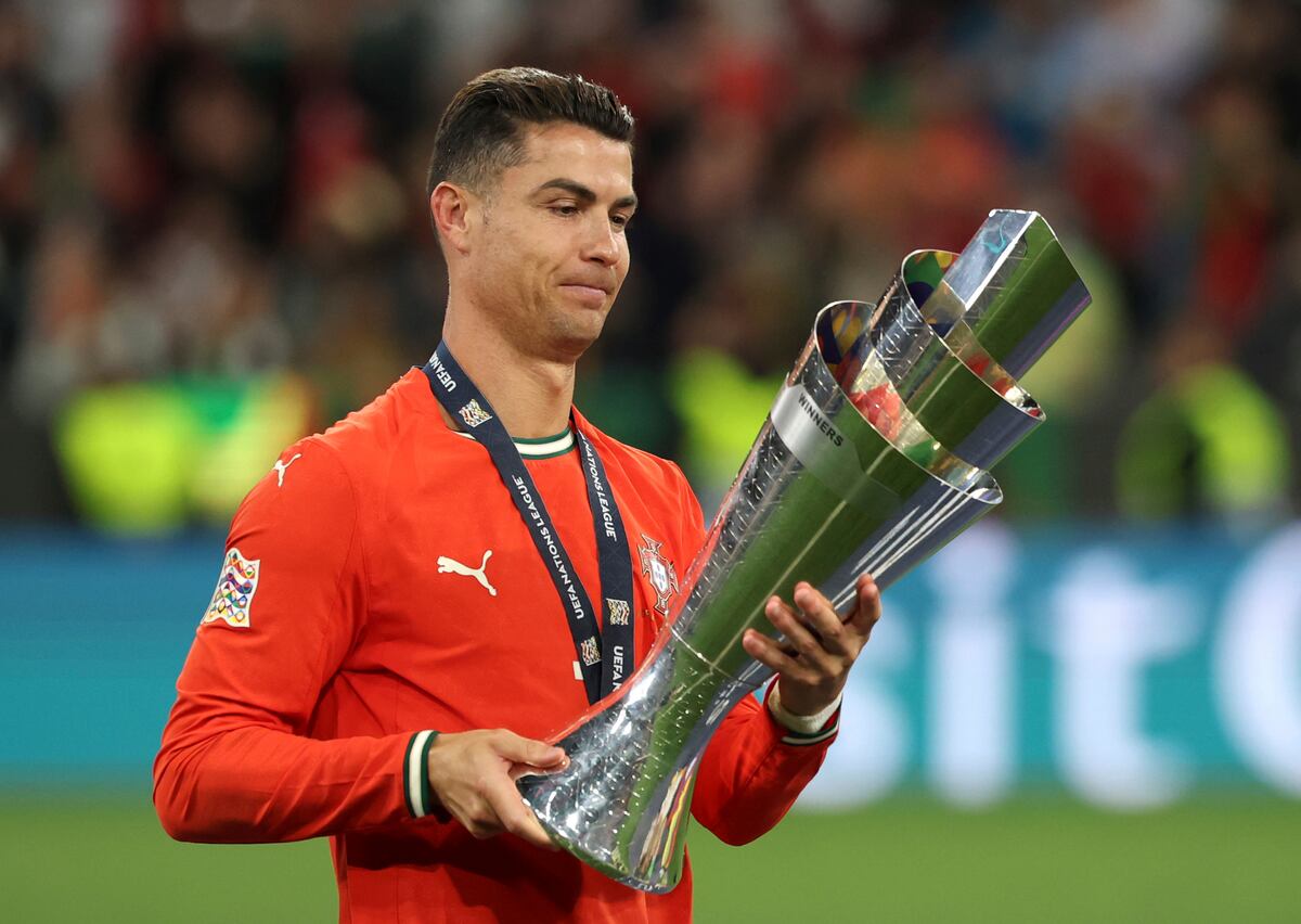 Cristiano Ronaldo de Portugal sostiene el trofeo tras ganar el campeonato de fútbol de la Liga de Naciones en el Allianz Arena de Múnich, Alemania, el domingo 8 de junio de 2025. (Christian Charisius/dpa vía AP)