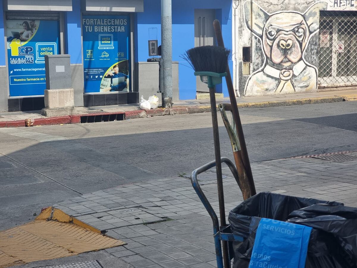Tucumán y Humberto Primo. En primer plano el carro del servicio de barrido. Detrás la estructura obsoleta de un cesto urbano y bolsas de basura a su alrededor.
