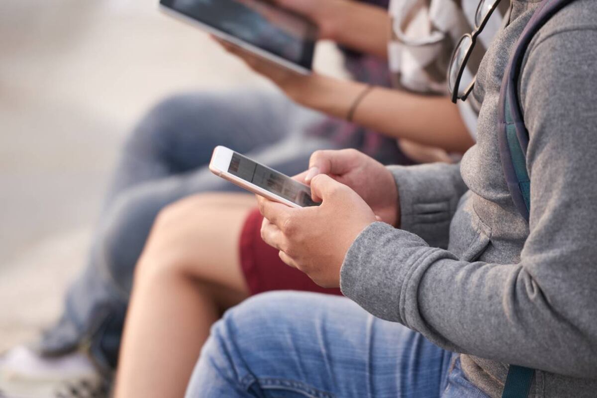 Jovenes interactuando con el celular (Freepik)