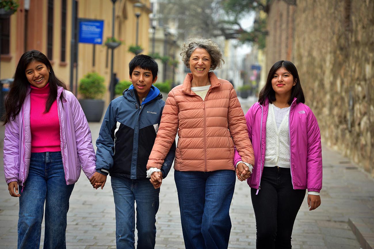 Adriana Tucci, madre adoptiva de tres hijos que presenta un libro en Córdoba. Brenda (19) agustina (17) y Salvador (15). (José Gabriel Hernández / La Voz)