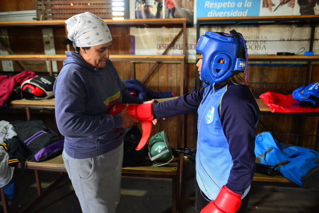 Dayana asiste a Leonela. Con mucho trabajo pudo recuperar la movilidad de sus manos después del incendio. (Nicolás Bravo / La Voz)