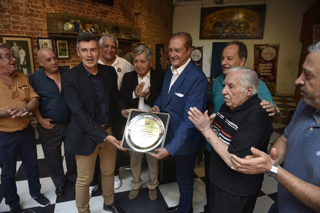 Homenaje al Dr julio Ferreyra reconocimiento del concejo deliberante de Córdoba y recibió una remera de talleres: Julio 45 ( Ramiro Pereyra / La Voz)