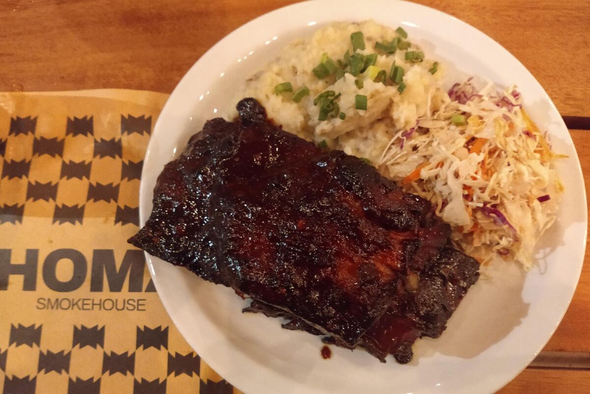 Pork ribs ahumadas con coleslaw.