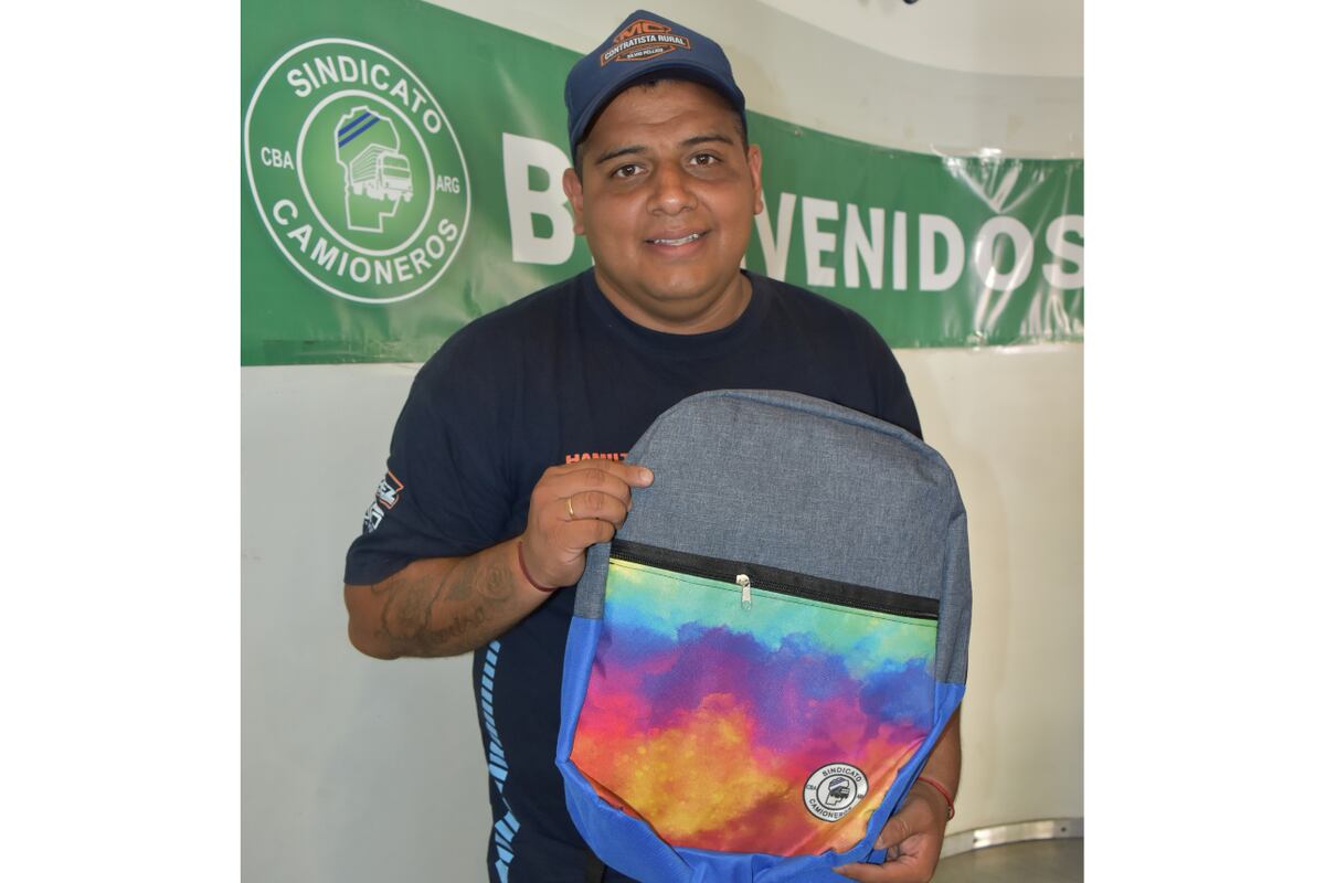 Beneficiados del kit escolar entregado por Camioneros.