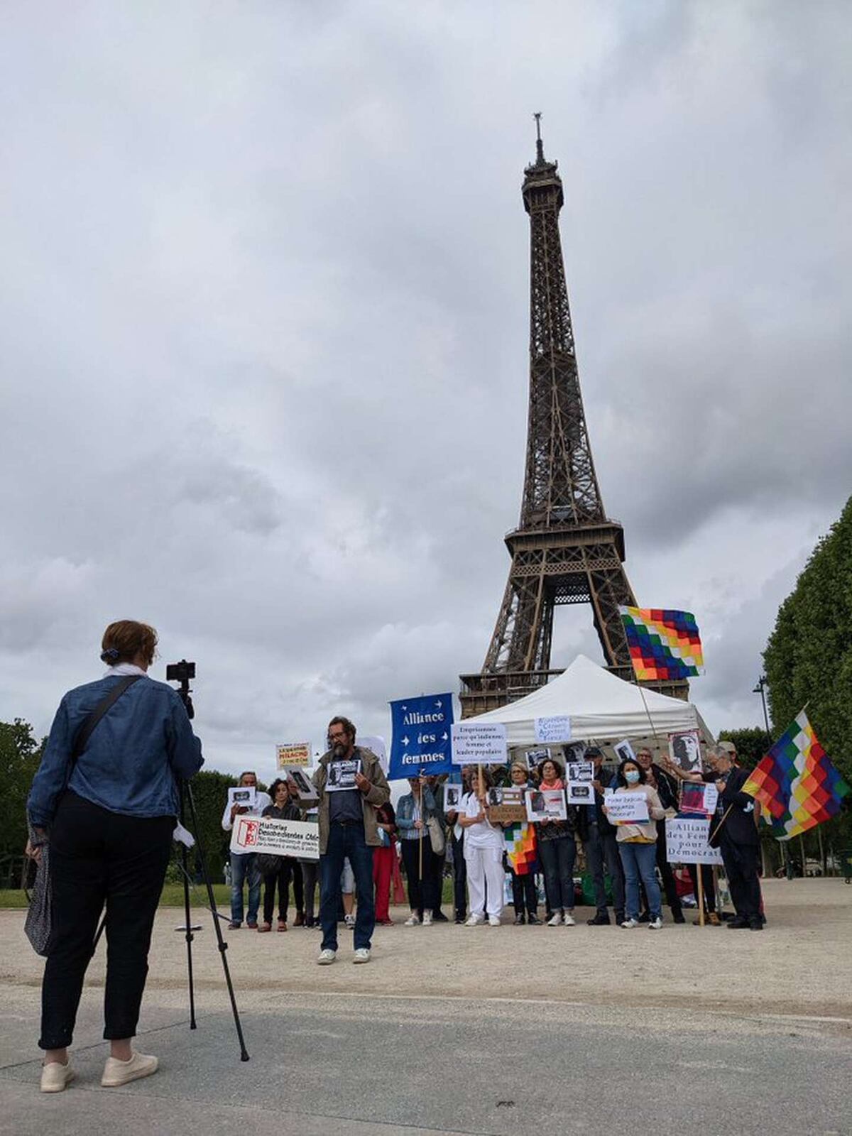 La protesta de un grupo de argentinos frente a la torre Eiffel pidiendo la libertad de Milagro Sala. (Twitter)