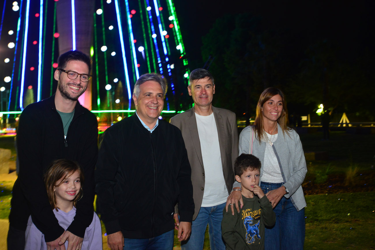 Se encendió el arbolito de Navidad en el Faro del Bicentenario. (Nicolás Bravo / La Voz)