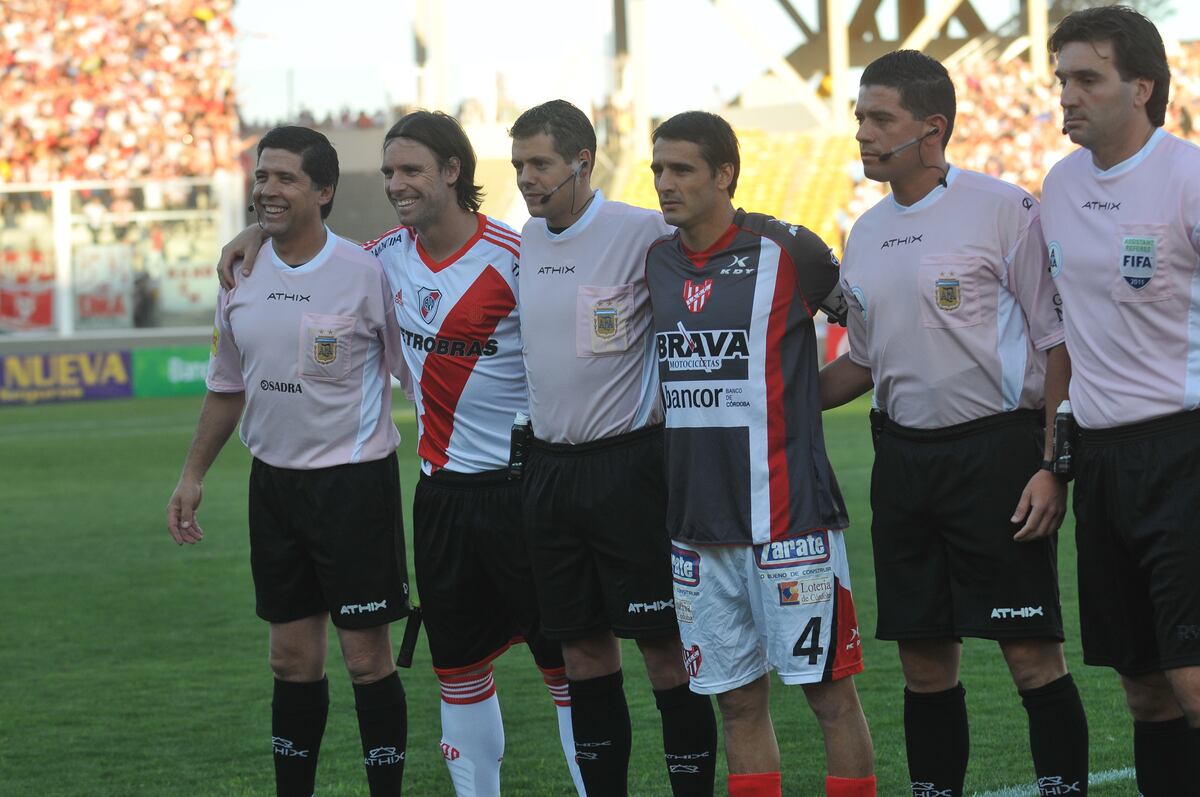 Instituto y el partido ante River en 2011 en el Kempes. (Archivo / La Voz).
