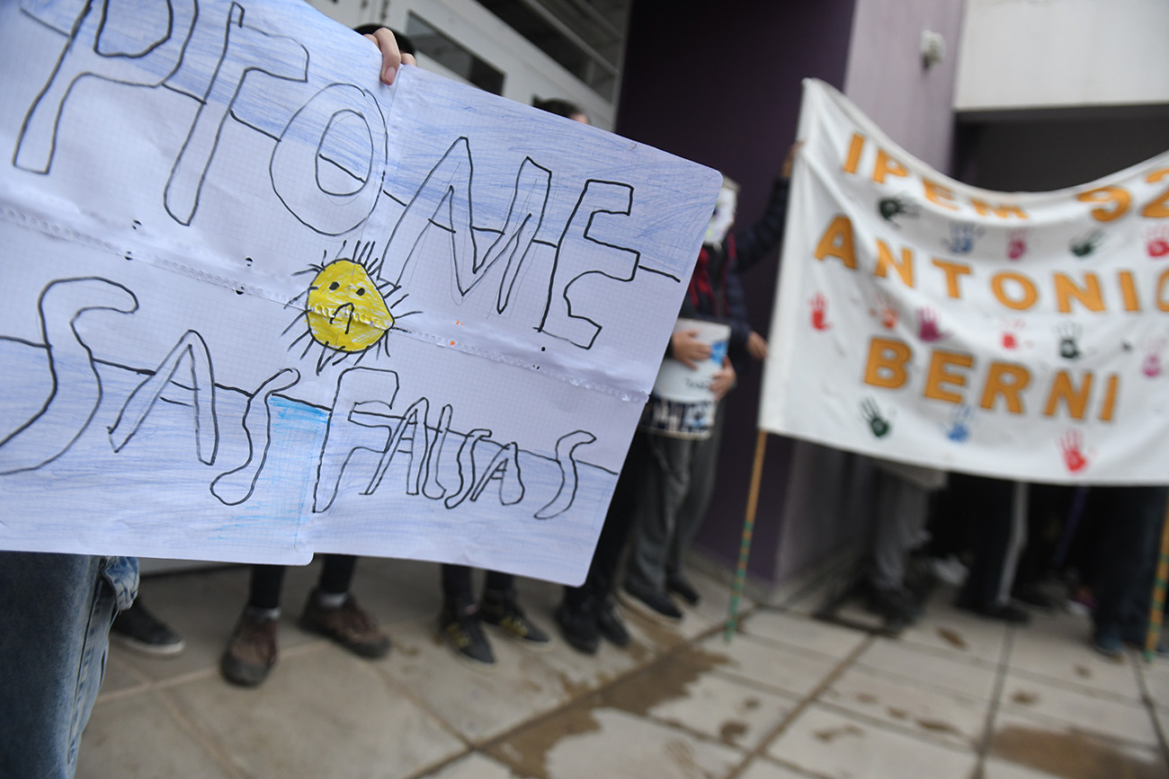 La comunidad educativa del colegio reclama por problemas con la seguridad a falta de un un puesto de portero en el ingreso de la institución. ( Ramiro Pereyra /La Voz)