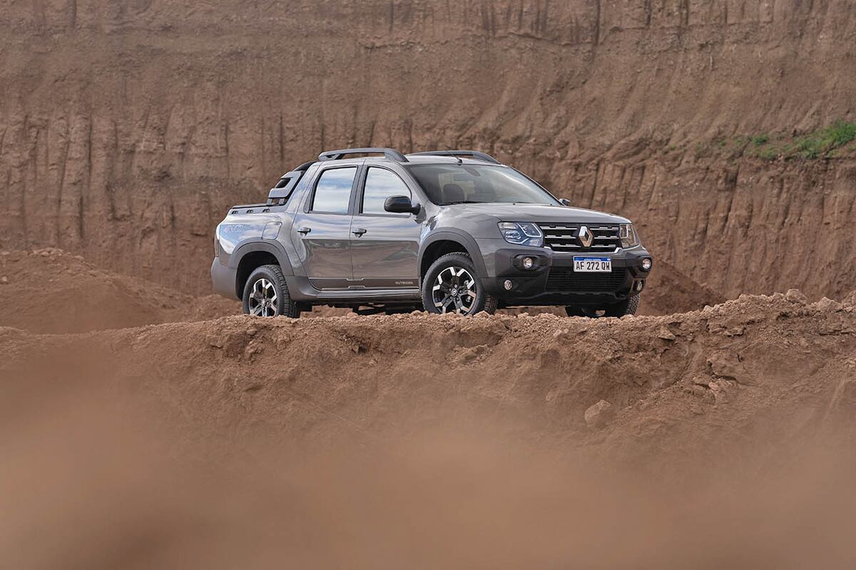 Son novedades la parrilla cromada, el paragolpes delantero, las configuración interna de las luces led diurnas y, al igual del SUV (utilitario deportivo) Duster, el parabrisas está un poco más inclinado para ganar aerodinámica.