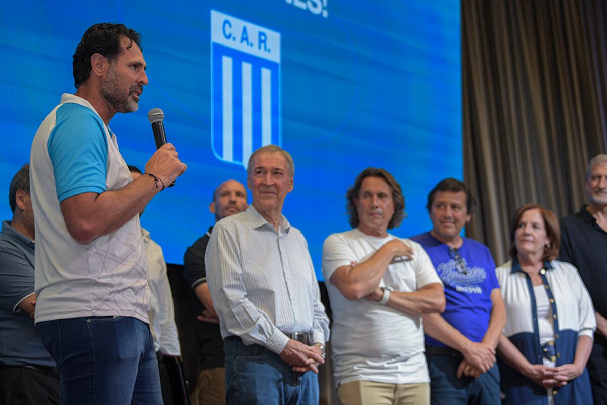 El entrenador Gustavo Bossio tomó la palabra en el agasajo a Racing de parte del gobernador. (Prensa Gobernación)