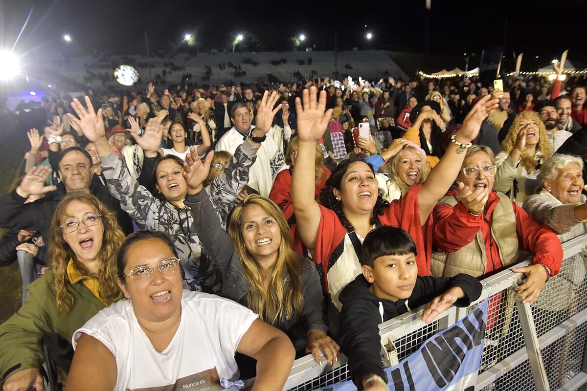 Más de 8 mil personas colmaron el Polideportivo Municipal de Embalse en la primera noche del 40° Festival Un Canto a la Vida, que pudo realizarse sin inconvenientes pese a la inestabilidad climática. (Municipalidad de Embalse)