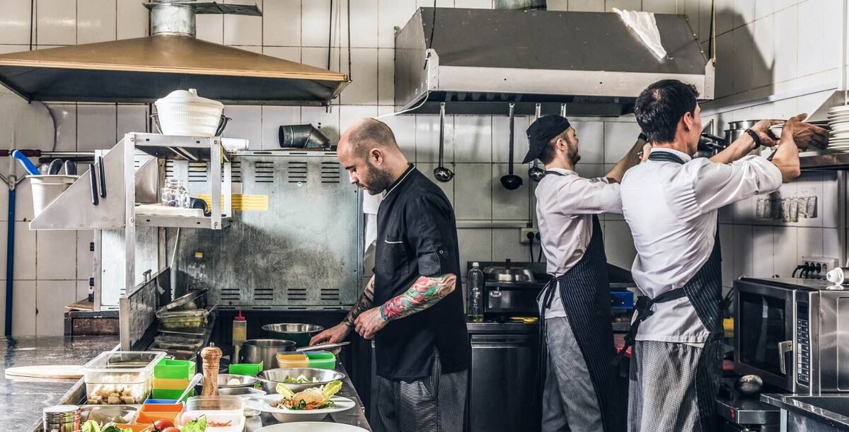 Sueldos de cocineros de casas particulares en febrero de 2026: cuánto cobran este mes