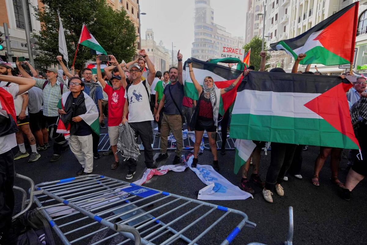 Manifestantes bloquean la ruta para interrumpir la vigésimo primera etapa de la Vuelta Ciclista Española, de Alalpardo a Madrid, España, este domingo 14 de septiembre. (AP)