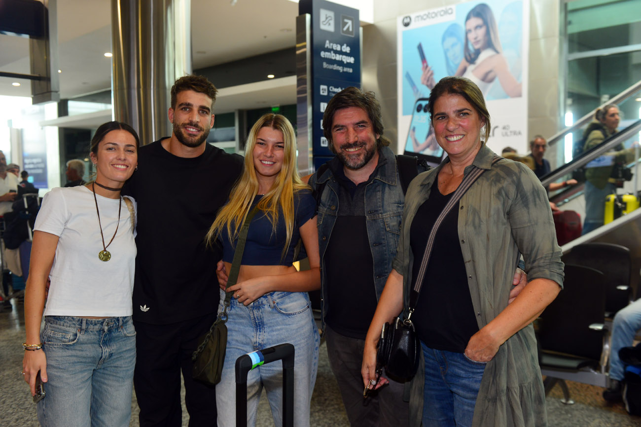 Juan Cruz Mallía, integrante de Los Pumas, junto a parte de su familia y su novia, al arribar a Córdoba después de jugar el mundial de rugby en Francia. (Nicolás Bravo / La Voz)