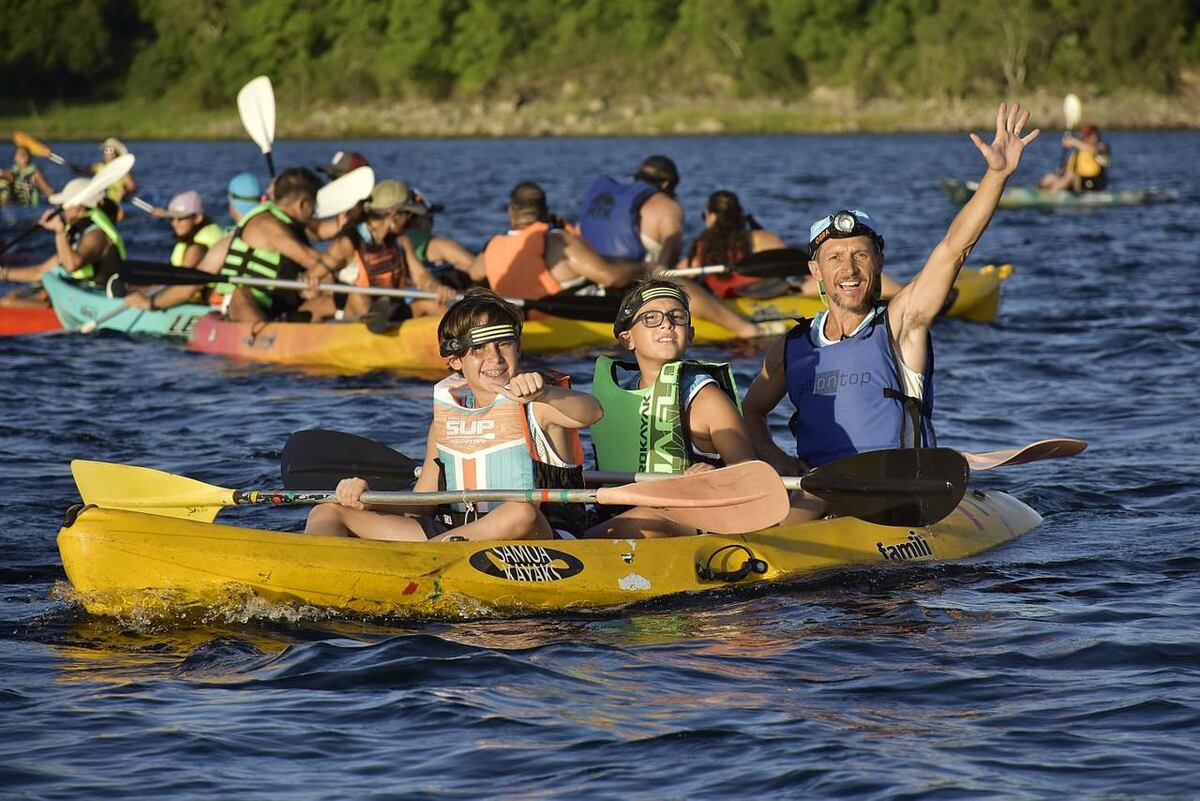 Remada nocturna de kayaks en Embalse. Edición enero 2026. (Municipalidad)