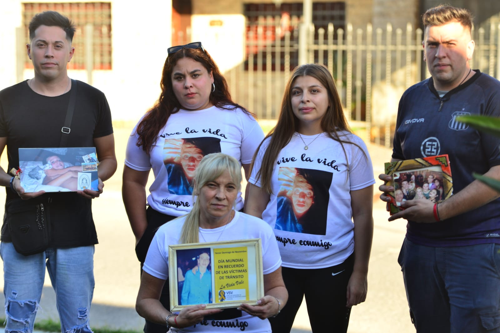 Roxana Maldonado, la madre que pide justicia por su hijo Nicolás, que hace seis años fue atropellado en un choque entre motos.  Los compañeros del secundario de su hijo la acompañan.  (José Gabriel Hernández / La Voz)